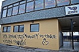 Vandal sprayovaním znehodnotil fasádu stanice.  Odmena pre všímavého občana je pripravená !